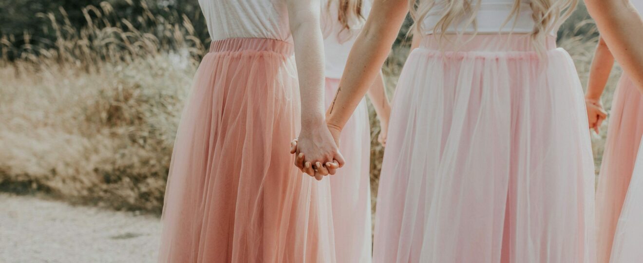 La gratitude est une émotion humaine universelle qui transcende les cultures et les époques. C’est la reconnaissance sincère que l’on peut ressentir envers une personne, un contexte ou envers soi-même, pour un bienfait éprouvé.