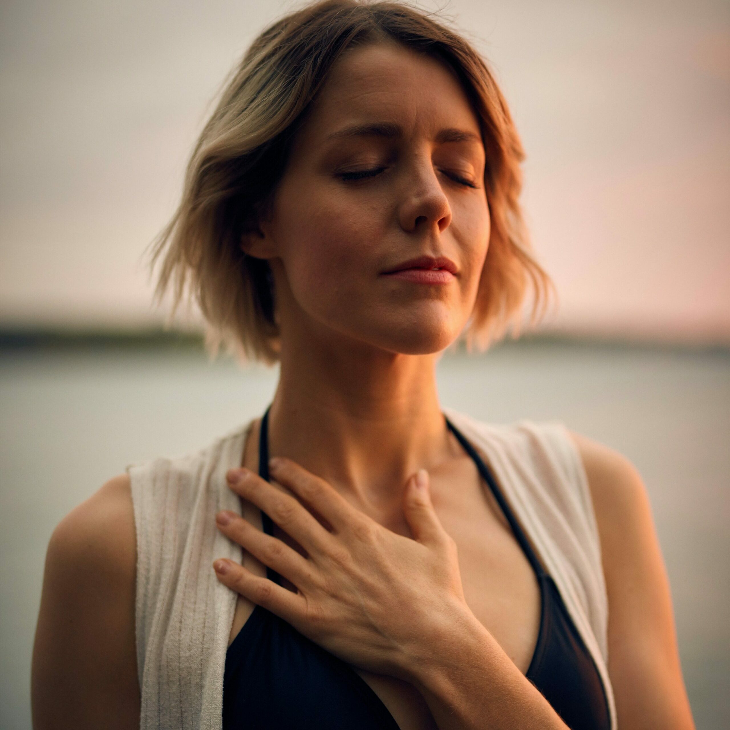 L'idée de vivre en pleine conscience a conquis les esprits par son approche simple mais puissante, permettant d'améliorer la qualité de vie au quotidien.